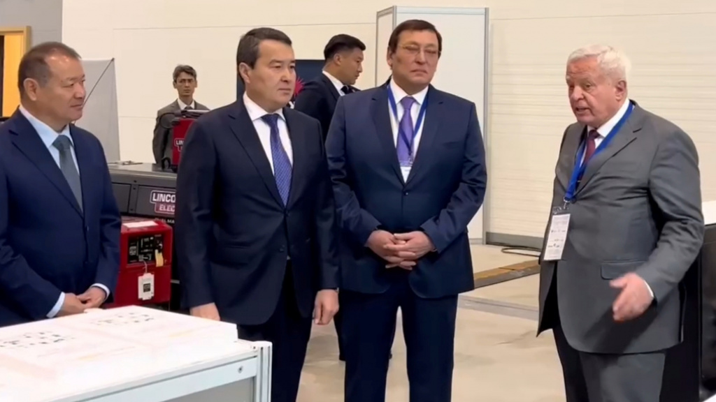 Машиностроительная выставка Астана 2022 с министром.jpg